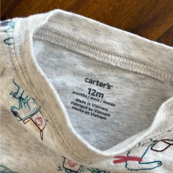 12m Carter’s set - Picture 2 of 2